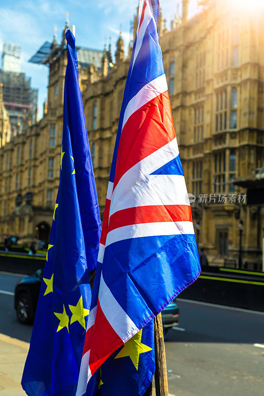 Flaggs grobritanniens和欧盟在伦敦的议会前